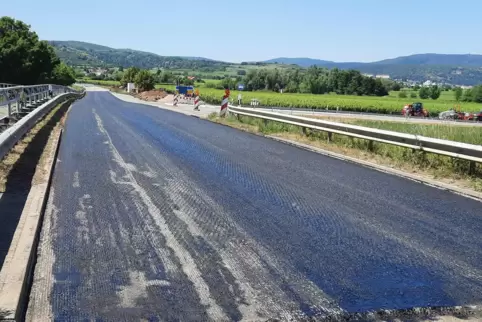 Die L525 erhält eine neue Asphaltschicht. 