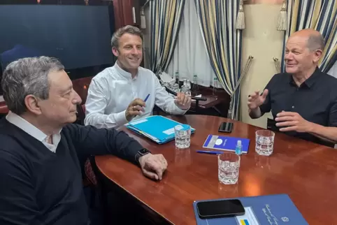 Im Sonderzug nach Kiew: Gute Stimmung im Salonwagen des französischen Präsidenten (von rechts): Bundeskanzler Olaf Scholz, Frank