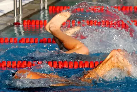 Die Wende: Das Schwimmen im Plub dürfte am heißen Wochenende die angenehmste Disziplin sein. 