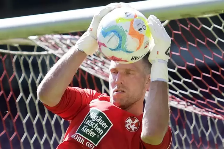 Den Ball hat er schon mal sicher: Andreas Luthe.