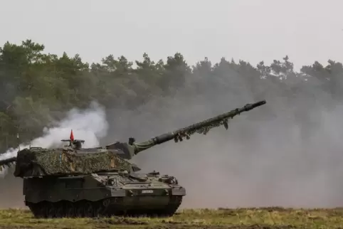 Ein Dutzend deutsche Panzerhaubitzen 2000 sind auf dem Weg in die Ukraine. 