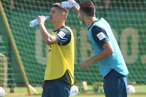 Hitze macht auch Profi-Fußballern zu schaffen.