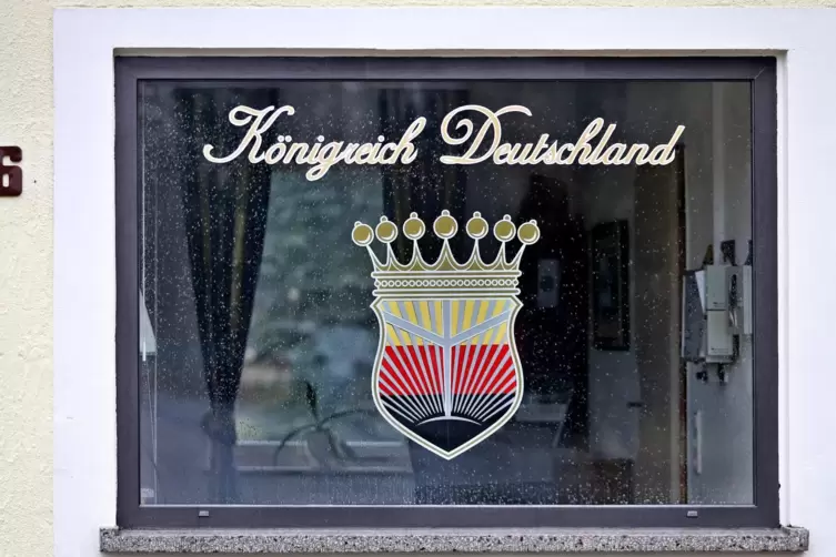 Das Logo des „Königreich Deutschland“ prangt am 23.02.2017 am Fenster eines Pförtnerhauses in Lutherstadt Wittenberg (Sachsen-An