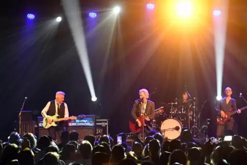 Lockten Fans aus weitem Umkreis an: Die Manfred Mann’s Earth Band spielten bei dem Auftritt in der Stadthalle ihre Ohrwürmer. 
