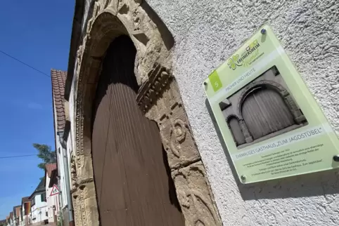 Eine Infotafel ist auch am Torbogen in der Hauptstraße 67 zu sehen. 