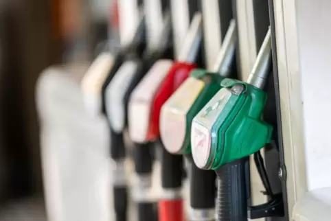 Neuzulassungen mit Diesel- oder Benzinantrieb soll es nach dem Willen des EU-Parlaments ab 2035 nicht mehr geben. Neuzulassungen mit Diesel- oder Benzinantrieb soll es nach dem Willen des EU-Parlaments ab 2035 nicht mehr geben.