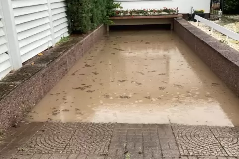 Bei dem Starkregen im Juni vergangenen Jahres war unter anderem eine Garage samt Einfahrt komplett vollgelaufen. 