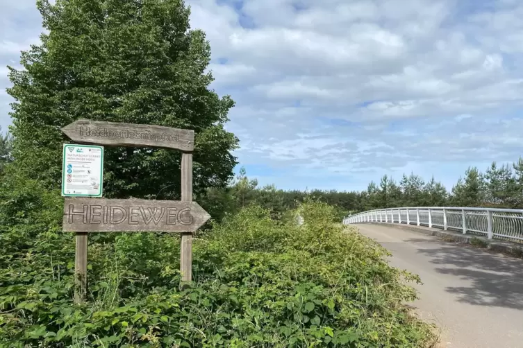 Die Br&uuml;cke ist Teil des Wegs durch die Mehlinger Heide, den touristischen Anziehungspunkt der Gemeinde. 