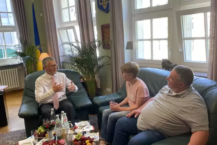 Diplomat Andrij Melnyk im Gespr&auml;ch mit seinen G&auml;sten aus der Pfalz, rechts im Bild Metzger Walter Adam.