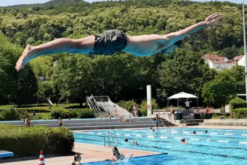 Auf geht’s: Sprung ins kühle Nass im Hambacher Freibad. 