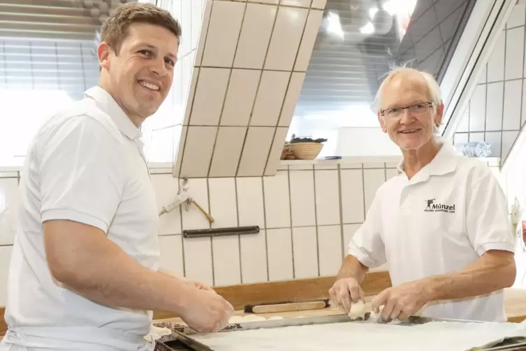 Wie lange Günter Bonerath (rechts) für die Bäckerei im Rockenhausener Mühlweg gearbeitet hat, zeigt das Beispiel Daniel Münzel: 