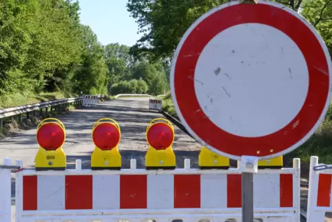 Wegen Arbeiten an der Gashochdruckleitung wird die Straße gesperrt.