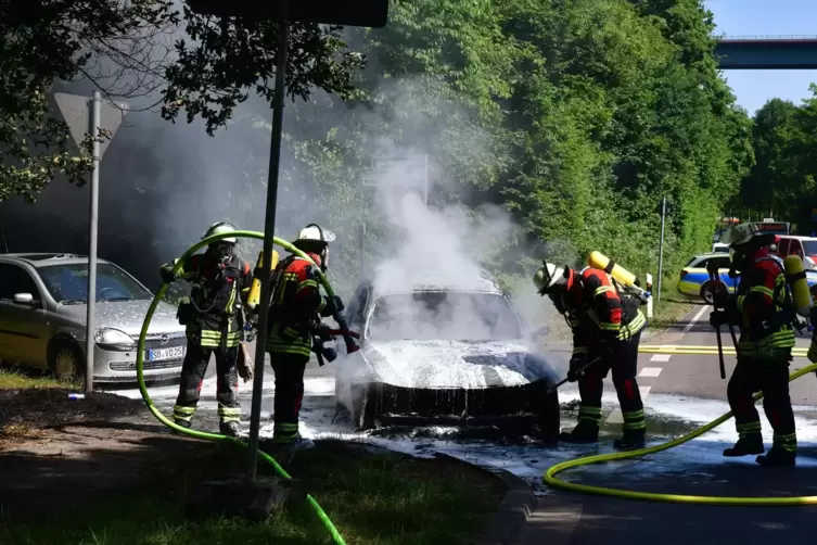 Wegen eines technischen Defekts brannte ein Auto aus. Die Feuerwehr löschte den Brand. 