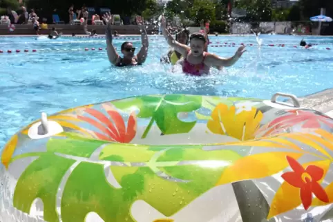 Am Wochenende sollen die Temperaturen über 30 Grad steigen. Da bietet sich ein Schwimmbadbesuch an. 