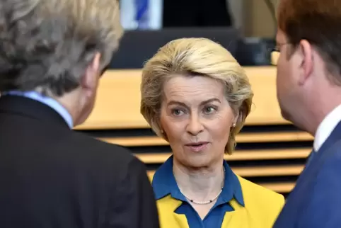 Erschien in den Farben der Ukraine gekleidet am Hauptsitz der EU in Brüssel: Kommissionschefin Ursula von der Leyen.