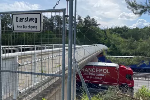 An dieser Brücke über die A63 bei Mehlingen gab es in den vergangenen neun Jahren zehn Wurfattacken. 