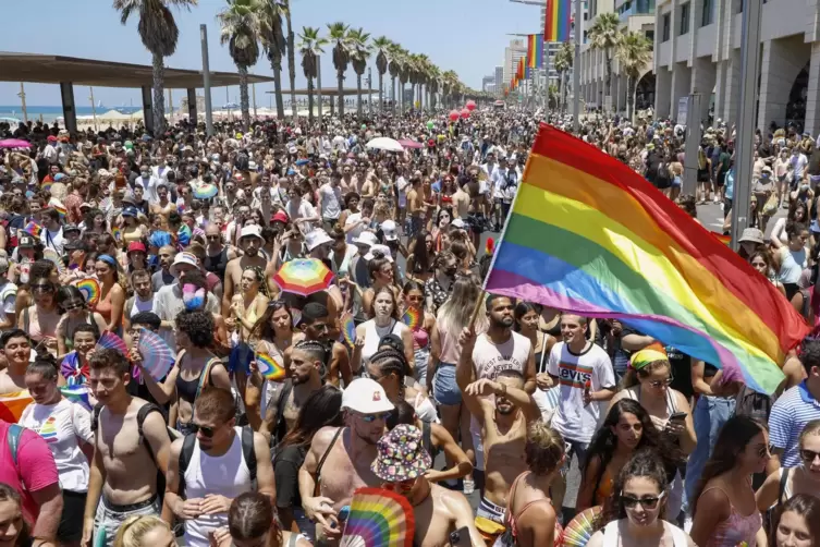 Gay-Pride-Parade in Tel Aviv. Burstein liebt die israelische Küstenstadt und ihr pralles Leben. 