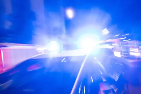 Ein 36-Jähriger krachte bei Saarbrücken-Klarenthal gegen Bäume und erlitt lebensgefährliche Verletzungen. 