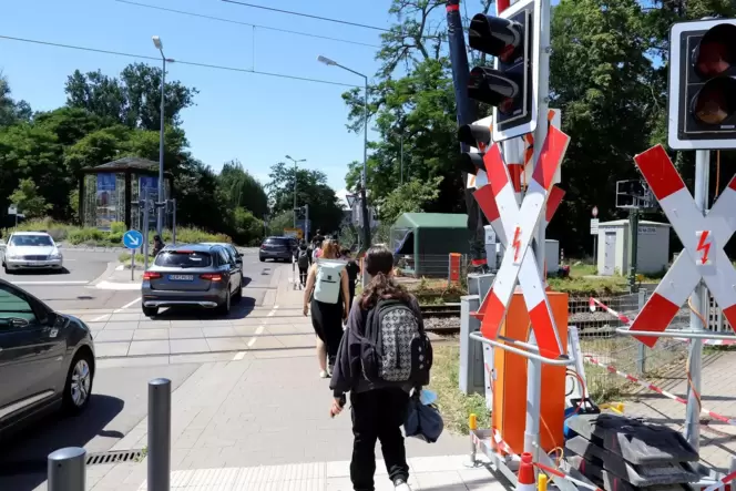 Manchmal sind die Schranken bis zu 20 Minuten geschlossen. Nach dem Öffnen lösen sich Verkehrsstaus auf.