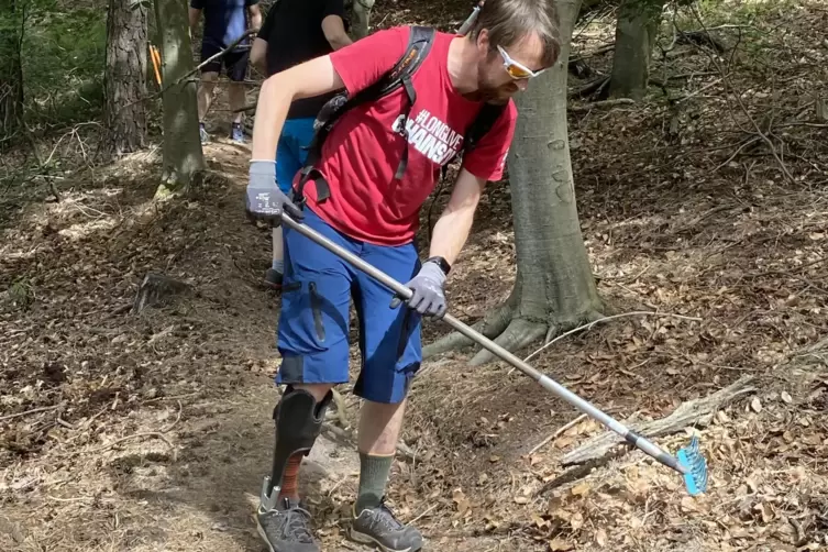 Auch Michael Fliehmann schiebt Humus auf den Weg.