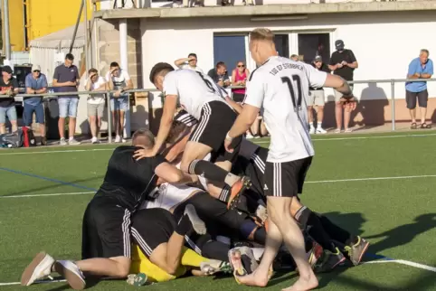 Nach dem letzten Elfmeter gab es beim TuS Steinbach kein Halten mehr. Enes Ülkü hatte sein Team in die Verbandsliga geschossen. 