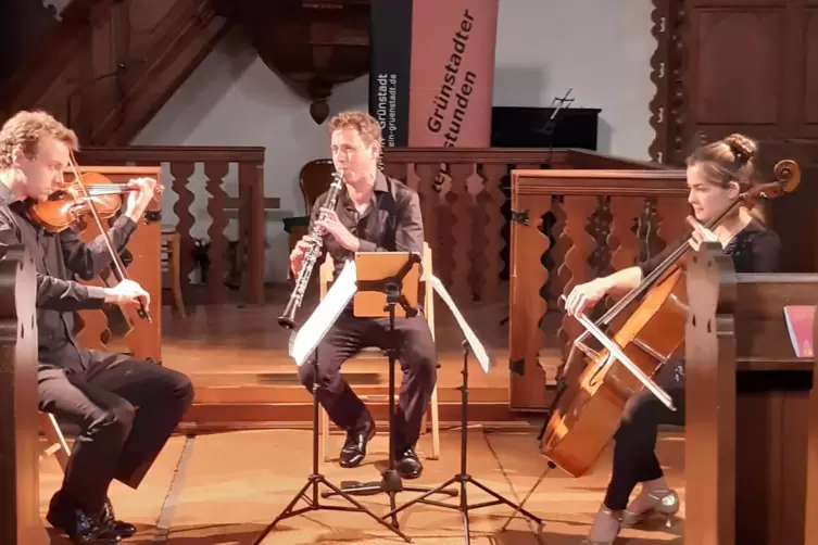 Zum Schwelgen: Geiger Olivier Robin, Klarinettist Thorsten Johanns und Cellistin Annabel Hauk bei ihrem Auftritt in Grünstadt. 