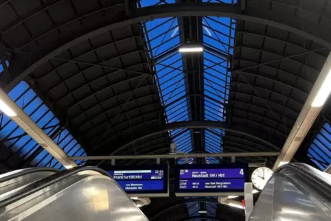 Ungewohnt: Der Regionalexpress in Richtung Neustadt fährt am späten Donnerstagabend auf Gleis 4 in Karlsruhe ab. 