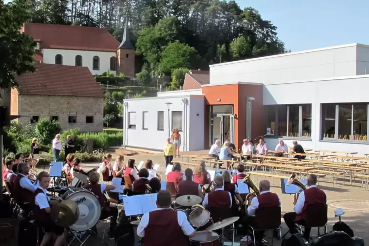Der Musikverein Trulben musizierte im Schatten, die Festgäste flüchteten vor der Hitze des Freitags in die kühlere Trualbhalle. 