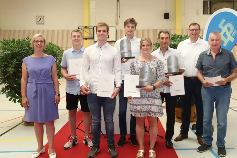 Ehrenwert: Speyers Sportler des Jahres mit Oberbürgermeisterin Stefanie Seiler (links). Neben ihr Jaron Kihm, Nicolas Bohn, Leo 