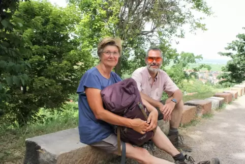 Anna-Maria und Kurt Reiß genießen den Schatten nach einer knapp sechs Stunden dauernden Wanderung.