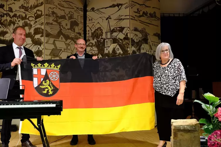 Zum Festbankett hat Staatssekretär Randolf Stich (links) als Ehrengast eine große Deutschlandfahne mit dem rheinland-pfälzischem