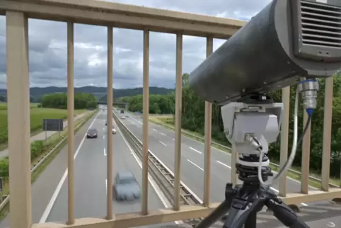Abgelenkten Fahrzeuglenkern auf der Spur: Der für Autofahrer sichtbare Teil der Monocam, die Kamera selbst steht an einem erhöht
