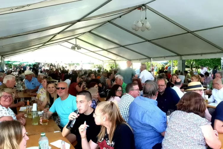 Kurz vor der offiziellen Er&ouml;ffnung der 750-Jahr-Feier am Freitag in Heltersberg waren alle Pl&auml;tze im Lindenpark bereits besetzt.