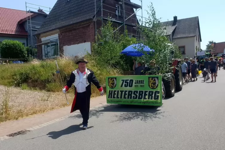 P&uuml;nktlich um 14 Uhr gab Zugmarschall Herbert Faust am Sonntag das Startsignal per Trillerpfeife. Dann setzte sich der Umzug in H