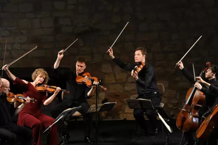 En garde? Das „Mandelring Quartett“, verstärkt um Roland Glassl (dritter von links) als zweitem Bratscher und Isang Enders (zwei