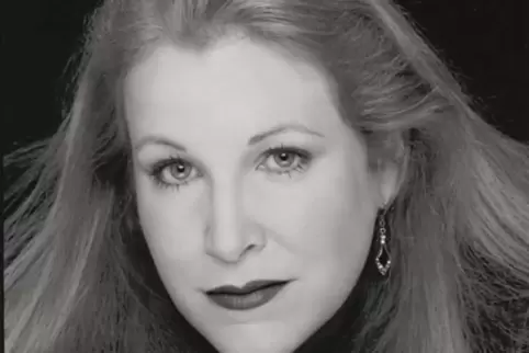 Die international bekannte Opernsängerin Dara Hobbs stellt die tragische Figur der Salome dar. 