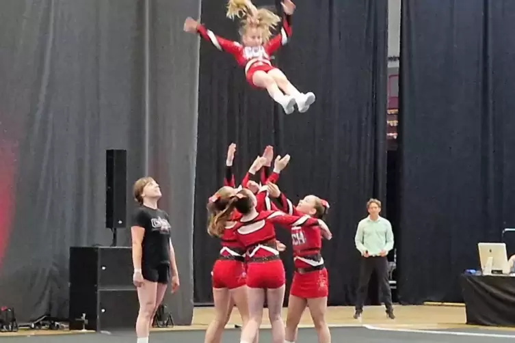 Flying Stars, die jüngste Mädchenmannschaft der Cheerleader im 1. FC 08 Haßloch, gewinnen konkurrenzlos in ihrer Klasse.