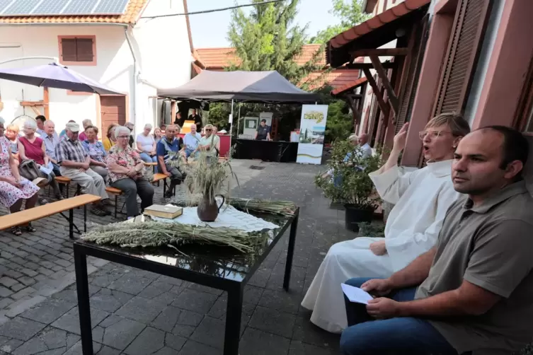 Gottesdienst in der Kleinkarlbacher M&uuml;hle Eisenbeiss mit P&auml;chter Markus Ke&szlig;ler-Flory (rechts) und Pastoralreferentin Dominique H