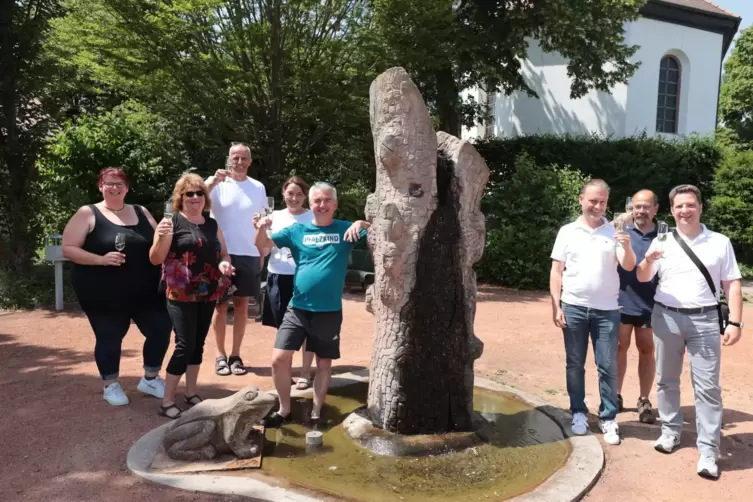 Zur Einweihung des Fr&ouml;sche-Rundwegs: Prost am Landfrauen-Brunnen vor der evangelischen Kirche in Obers&uuml;lzen.