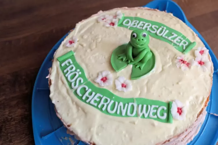 Mit Hingucker-Dekoration: Torte zur Einweihung des Fr&ouml;sche-Rundwegs in Obers&uuml;lzen. 