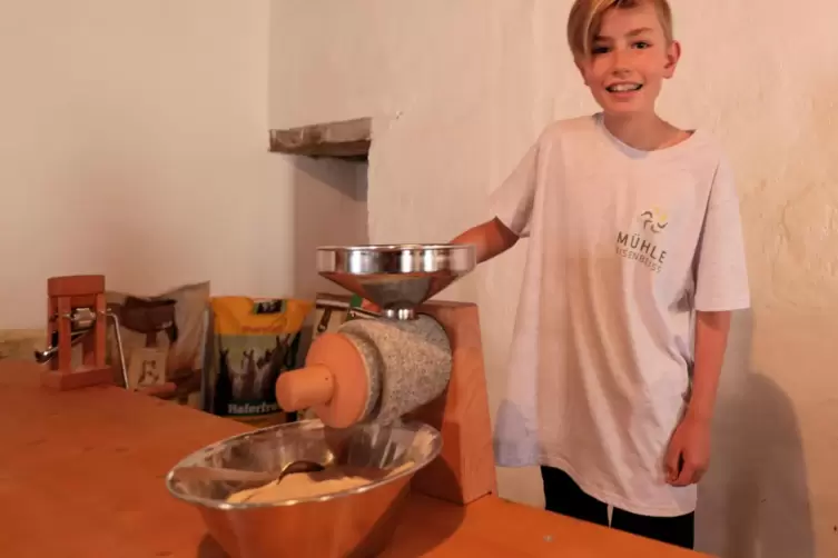 In der Kleinkarlbacher M&uuml;hle Eisenbeiss: der elfj&auml;hrige Simon mahlt Getreide.