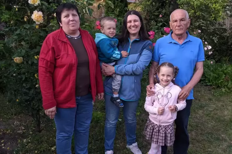 Haben in Herxheim am Berg eine sicher Bleibe gefunden: Anna Tomashchuk mit ihren Kindern Maksym und Kateryna und ihren Eltern Li
