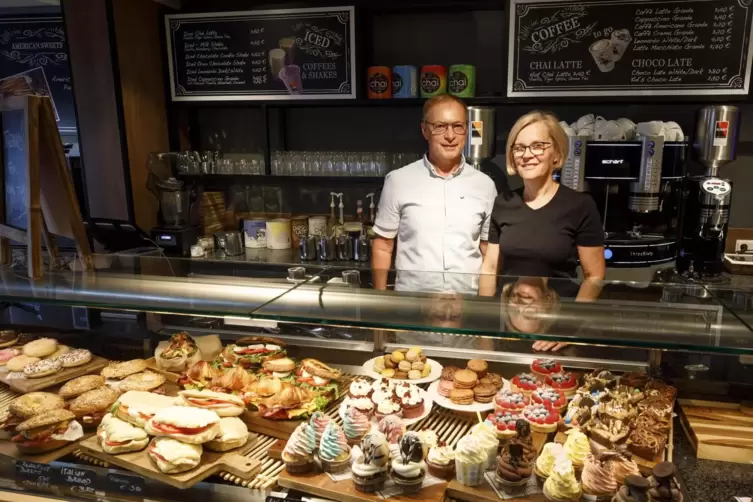  Nur noch für kurze Zeit an der Café-Theke: Willi und Sabine Sander ziehen sich aus dem Geschäft zurück.