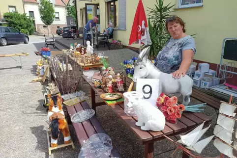 21 Familien haben sich am ersten Garagenflohmarkt in Großsteinhausen beteiligt. Hier Sonja Jochheim von Sonjas Lädchen. 