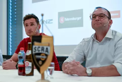 Da ist er: Der prominente Neuzugang Miroslav Klose und Christoph Längle (Geschäftsführer, rechts).