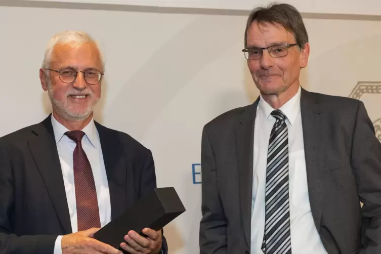 Preisträger Dieter Best (links) und Dietrich Munz, Präsident der Bundespsychotherapeutenkammer, bei der Ehrungsveranstaltung.