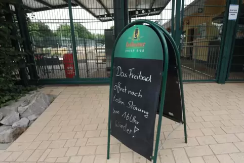 Ab 16 Uhr konnte das Edesheimer Freibad wieder besucht werden, worüber sowohl online als auch vor Ort informiert wurde.