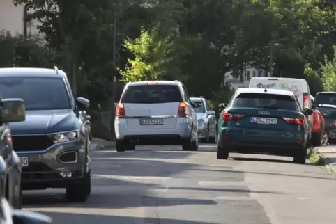 Im Fliegerviertel gibt es schmale Straße – hier die Rudolf-von-Habsburg-Straße – aber viele Autos.