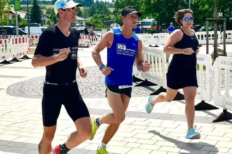 Marco Forster, Martin Ziemer und Julia Wydra (von links) laufen gemeinsam ins Ziel. 