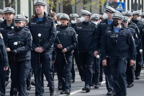  Gedenkmarsch in Mainz im April: Der Tod zweier Polizisten hat Betroffenheit ausgelöst, aber auch zu Hassbotschaften geführt. 